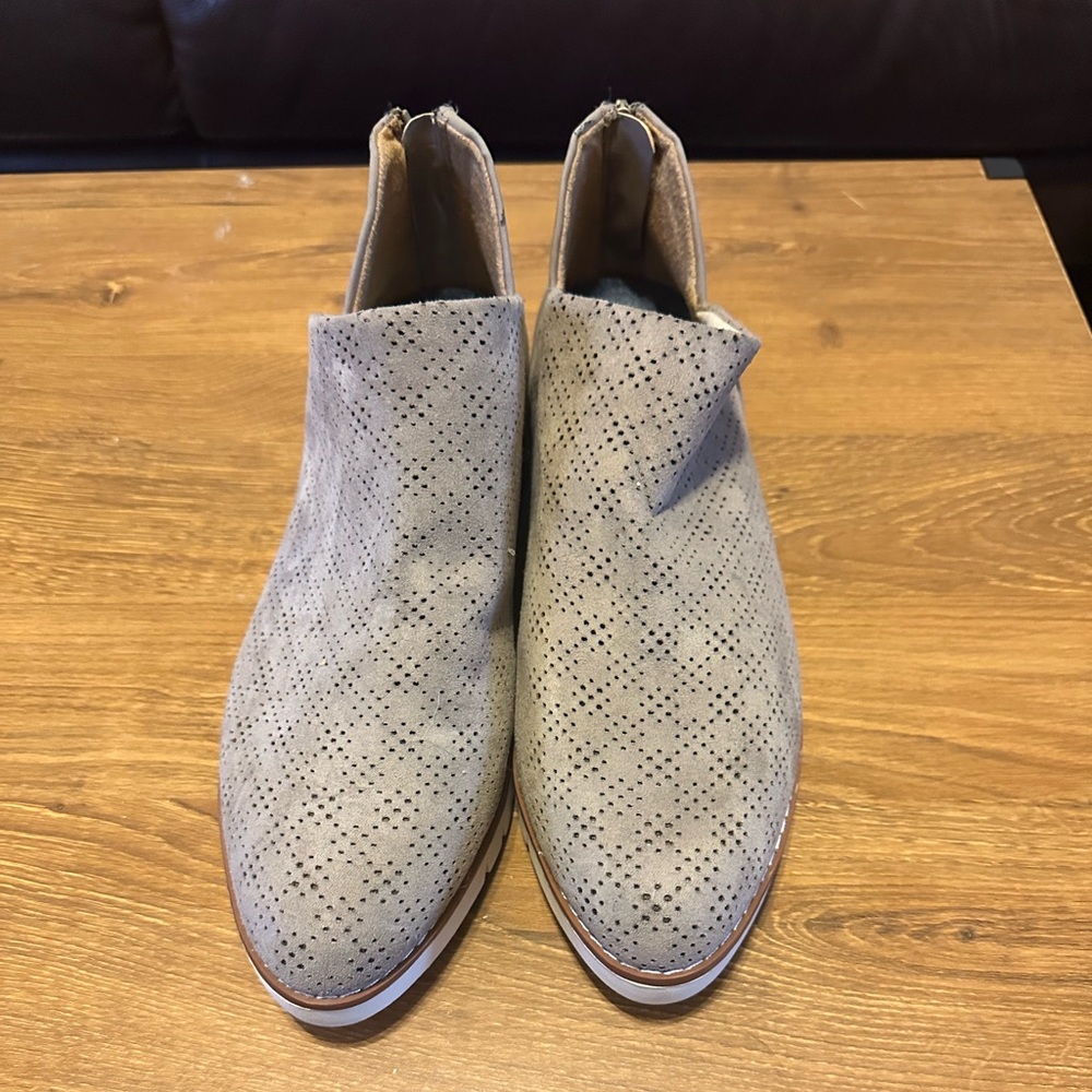Never Worn sneaker shoe